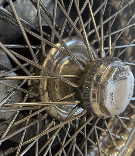 MG C (Lustrage ancienne voiture Le Thor Velleron Lagnes) — avant